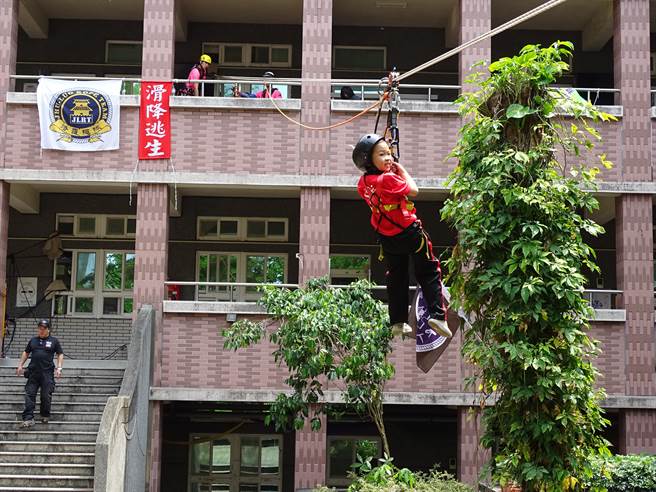 活動上午的低年級攀樹課程及繩降體驗、下午的中高年級攀樹課程、繩降體驗、垂降訓練及雙索橫渡。（嘉義市消防局提供／張毓翎嘉義傳真）