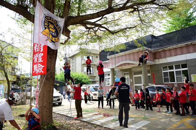 活動上午的低年級攀樹課程及繩降體驗、下午的中高年級攀樹課程、繩降體驗、垂降訓練及雙索橫渡。（嘉義市消防局提供／張毓翎嘉義傳真）