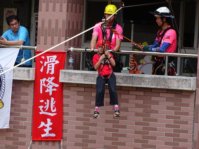 活動上午的低年級攀樹課程及繩降體驗、下午的中高年級攀樹課程、繩降體驗、垂降訓練及雙索橫渡。（嘉義市消防局提供／張毓翎嘉義傳真）