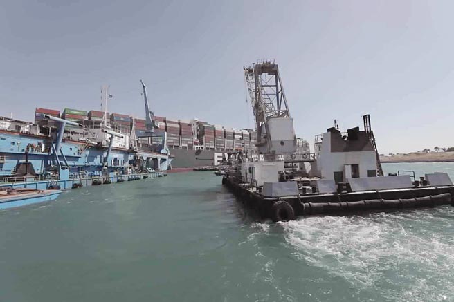 长赐轮搁浅苏伊士运河，当地正透过拖船设法移动。图／美联社