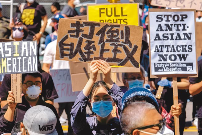 3月16日亞特蘭大驚傳血腥槍擊案，造成8人喪命，其中有6名亞裔女性，引發全美反歧視抗議浪潮，美國超過60個城市27日出現「反歧視亞裔」大遊行，要求「停止仇恨、停止暴力」。（路透）