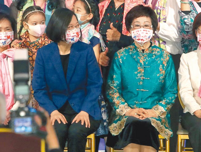 蔡英文總統（左）28日出席「台灣婦女團體全國聯合會20周年感恩餐會」，與前副總統呂秀蓮（右）同台，兩人相鄰分坐中央的位置與來賓合影留念。（鄭任南攝）