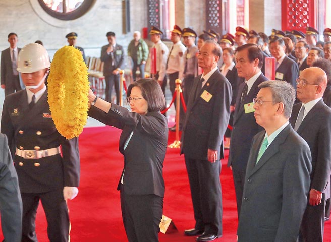 国防部统计，忠烈祠里供奉的烈士40万余人，平均寿命不到30岁。图为2019年3月29日，蔡总统主持春祭国殇大典。（中央社）