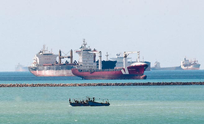 長賜號擱淺擋住了蘇伊士運河航運水道，已有一些貨輪改變航道。圖為運河入口處有許多等待船隻。（路透）