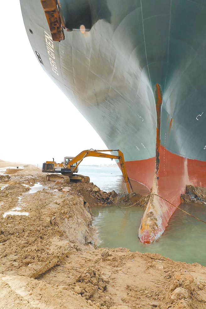 苏伊士运河管理局（SCA）主席拉比，27日在记者会中表示，长赐轮搁浅可能是技术问题或涉及人为失误，但一切都在调查中；美国媒体则指出，长赐号在搁浅之前12分钟超速航行，船长可能涉及超速。（美联社）