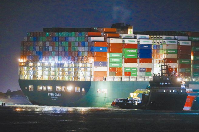 长赐号货轮在苏伊士运河搁浅多日，救援船只27日仍在现场进行作业。（新华社）