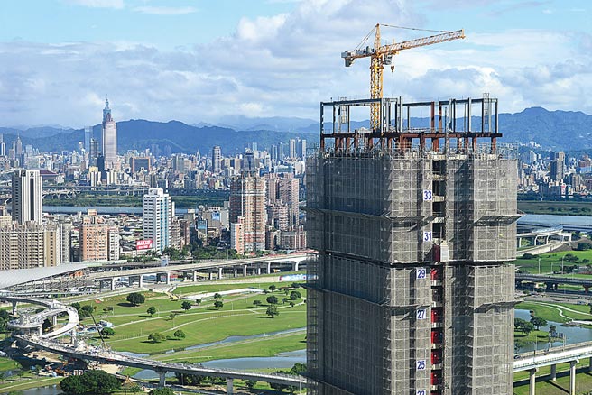 行政院这回打炒房，不拟修正「囤房税」，产学界意见分歧。图为施工中的建筑物，与新闻无关。（本报资料照片）