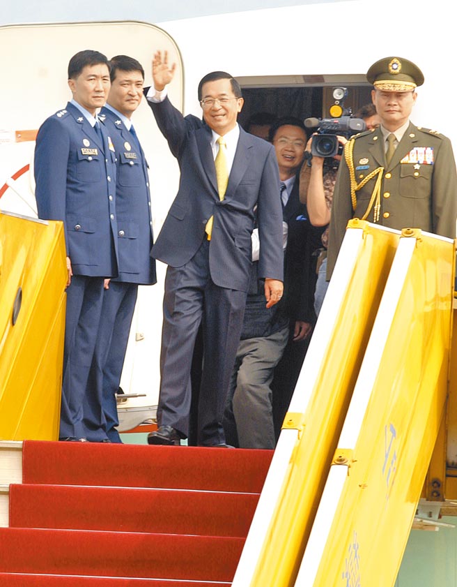 前總統陳水扁2006年出訪帛琉期間，被媒體報導利用「空軍一號」洗錢。圖為當年在空軍一號上的畫面。（本報資料照片）