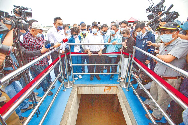 行政院长苏贞昌28日南下视察高雄市大树区兴田伏流水工程。（袁庭尧摄）