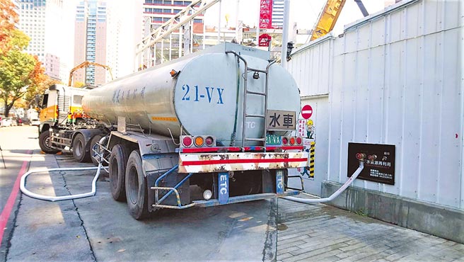 台中市的「勤美之森」建案工地每日取用地下水，經檢驗符民生用水標準，除了供應在地民生用水外，也水援科技產業，一輛載水車裝滿25噸水，只要10分鐘。（盧金足攝）