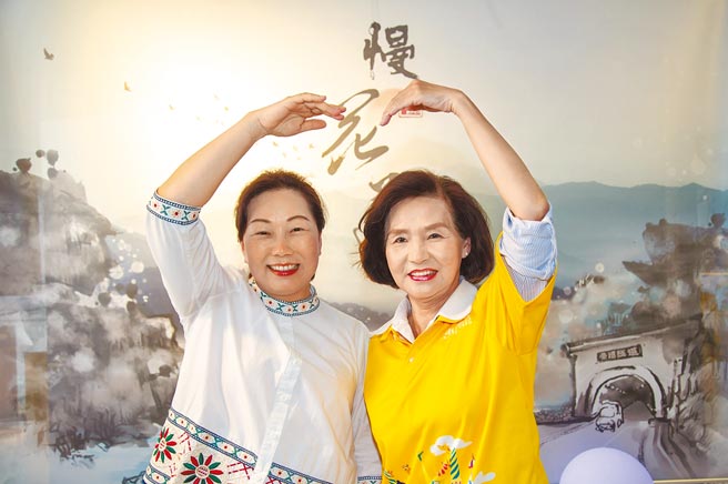 4月3日至4月9日是綠博花蓮周，期間優惠花蓮鄉親100元票價即能入場，昨花蓮縣長徐榛蔚（左）與宜蘭縣長林姿妙合體，攜手行銷綠博。（宜蘭縣政府提供／李忠一宜蘭傳真）