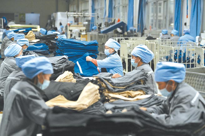 大陆疫情稳定，带动国内服装业市场回暖，但广东不少成衣业者普遍面临缺工情况，即时薪资提高3成，仍旧不受年轻人青睐。（新华社）