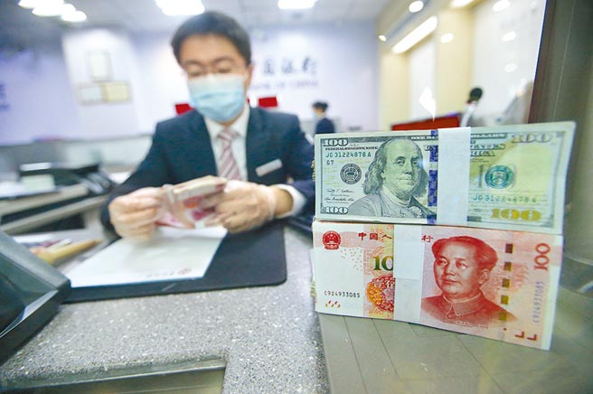 中国人民银行调查统计司前司长盛松成近日表示，去年货币政策就没有大水漫灌，今年货币政策也不存在急转弯的问题。（中新社）