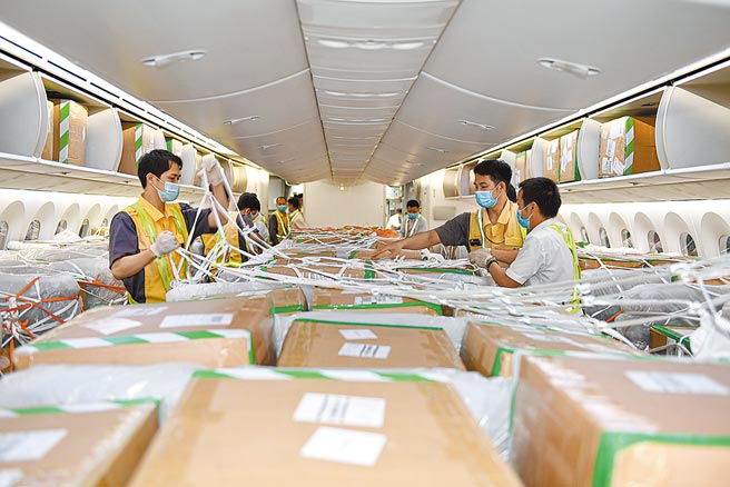 海南自貿港首條定期洲際貨運航線正式開通。海南航空HU787航班27日載滿35噸貨物，飛往法國巴黎，航程預計13小時。（新華社）