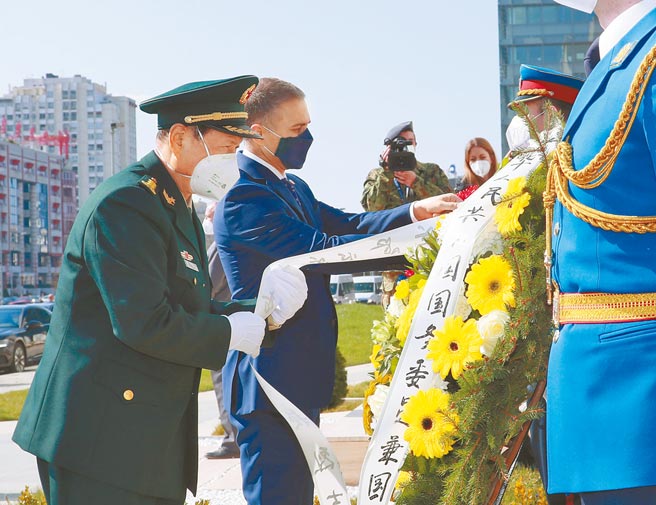 中国国务委员兼国防部长魏凤和（左），当地时间26日到中国驻南斯拉夫被炸使馆旧址凭吊，强调：「中国军队决不允许这样的歷史重演」。（新华社）