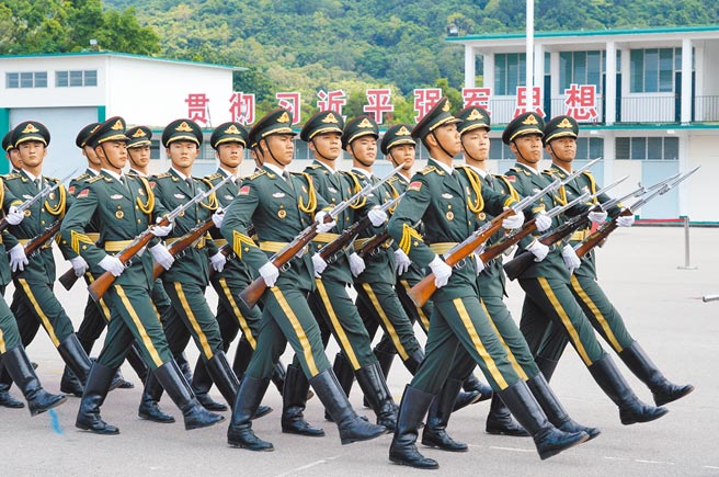 图为在开营仪式上驻港部队三军仪仗队进行表演。（中新社）