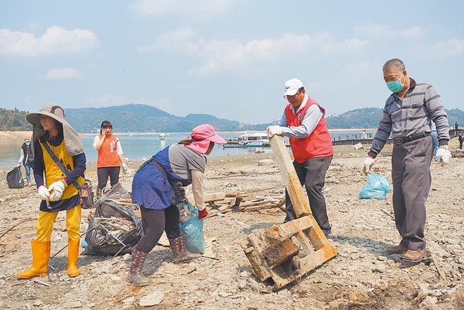 日月潭水位下降，垃圾浮现，28日百人响应净滩。（鱼池乡公所提供／廖志晃南投传真）