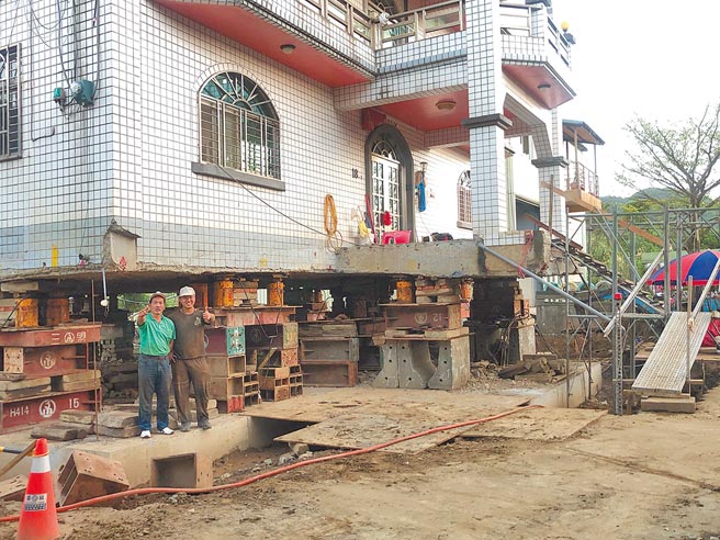 郭明船（左）最近带着儿子郭梵迪（右）到新北市进行楼房升高工程。（郭明船提供／张毓翎嘉义传真）