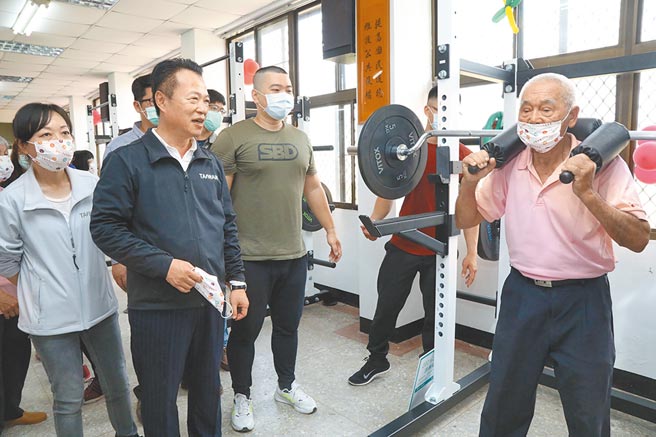 嘉义县首座银髮族健身俱乐部在中埔乡揭牌，长辈试用，县长翁章梁（左二）称好。（嘉义县政府提供／廖素慧嘉义传真）