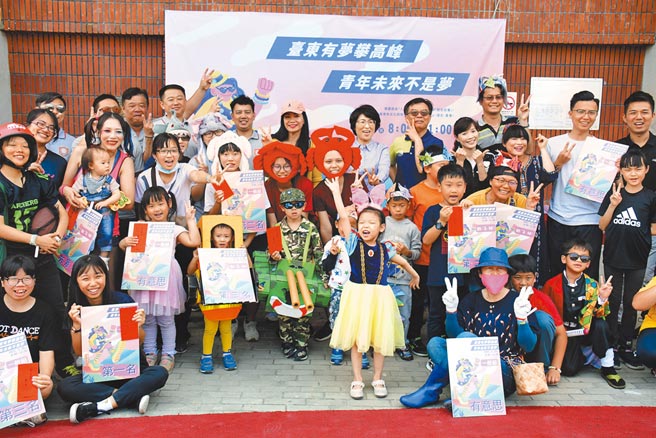 台東青年文化觀察團舉辦「創意走趣比一比」， 200位親子及青少年打扮成各種動漫人物，比創意，也比熱情。（莊哲權攝）
