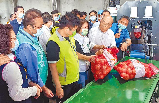 行政院長蘇貞昌（右二）28日到屏東視察洋蔥病害情形及冷鏈倉儲設備。（潘建志攝）