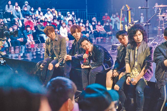 老萧（中）率LION狮子团员与粉丝近距离互动。（华纳音乐提供）