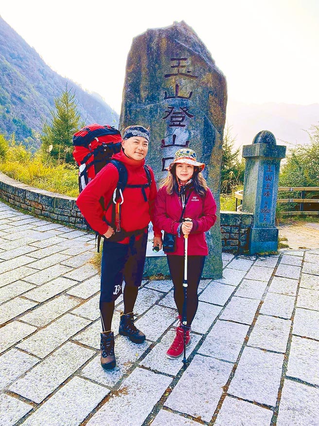 江宏恩（左）和太太日前終於完成登玉山的心願。（艾迪昇傳播提供）