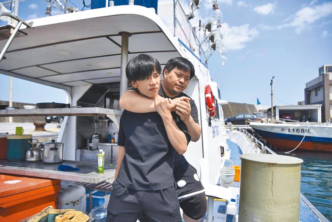 吴震亚（右）日前为《山中森林》与特化师兼演员储旭到船上勘景。（禾力文创提供）