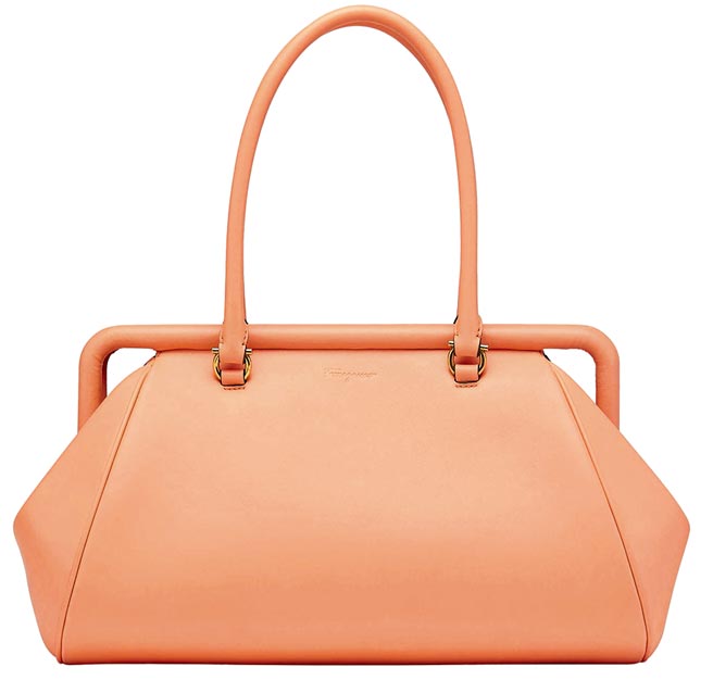 Frame淡橘色小牛皮肩背包，8万6900元。（Ferragamo提供）