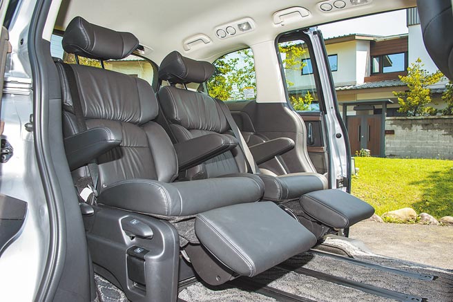 第2排2张独立座椅最大程度可调整至几近躺平，相当舒适。（陈大任摄）