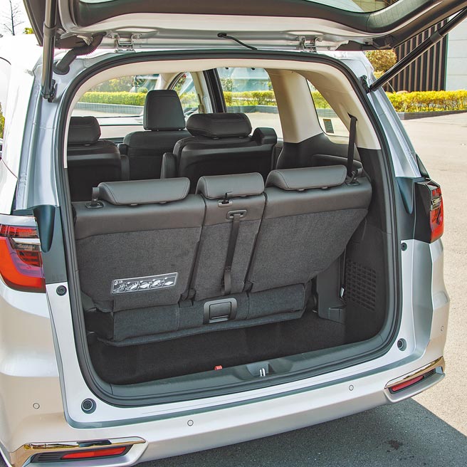 第3排椅背可向前倾倒，提升行李厢置物机能。（陈大任摄）