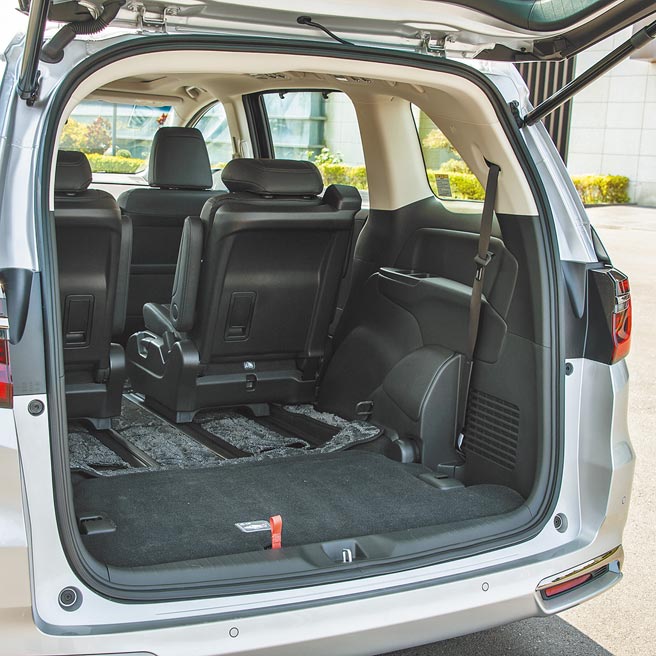 第3排座椅折迭翻转后，行李厢更平整。（陈大任摄）