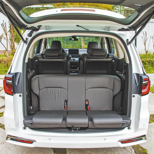 第3排座椅反转放置，车尾即变成观景雅座。（陈大任摄）