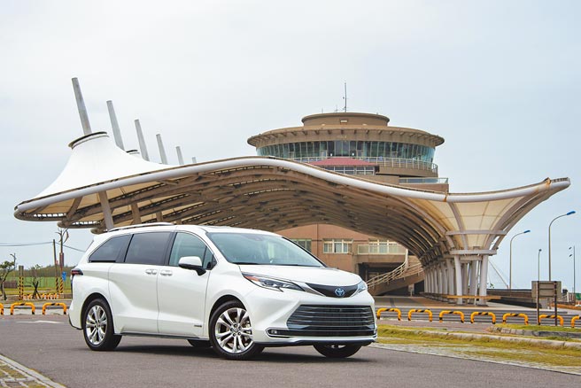 TOYOTA SIENNA配备眼神锐利的LED头灯，与连结雾灯的大型梯形进气坝，搭配厚实的引擎盖，予人霸气的视觉造型，图为珍珠白车色铂金版，售价279万元。（陈大任摄）