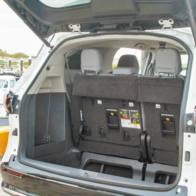 行李厢空间既宽且深，右侧附AC 120V插座。（陈大任摄）