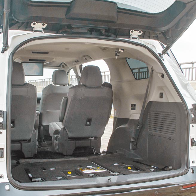第3排座椅可收折平整，尾门具脚踼感应功能。（陈大任摄）