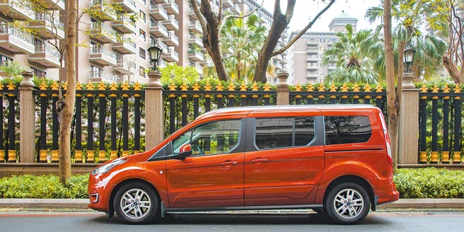 Ford Tourneo Connect旅玩家车长4825mm，近5m车身内蕴藏同级最长3062mm轴距，第2、3排座椅提供多达16种以上的模式变化，试驾车为玩咖版赤漠橘车色，售价119.8万元。（陈大任摄）
