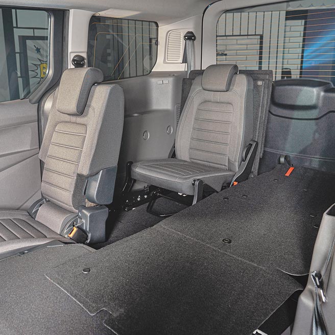 2、3排单侧倾倒打平。（福特六和提供）