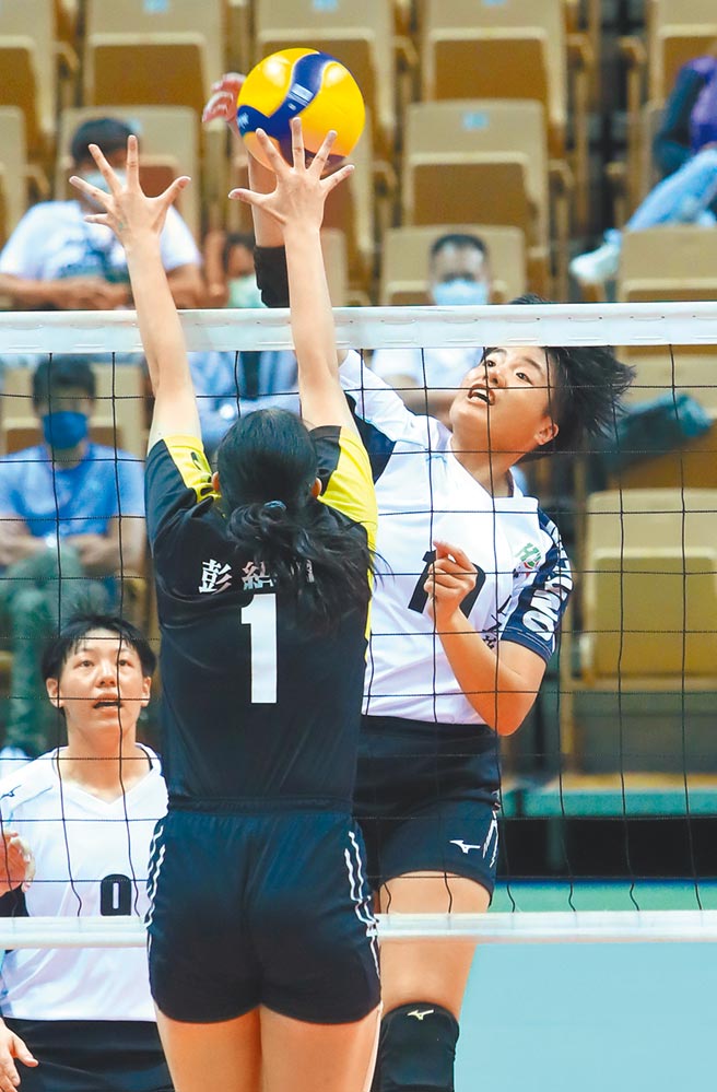 HVL高中排球联赛女子组冠军战，中山工商廖嘉安（右）网前杀球。（郑任南摄）