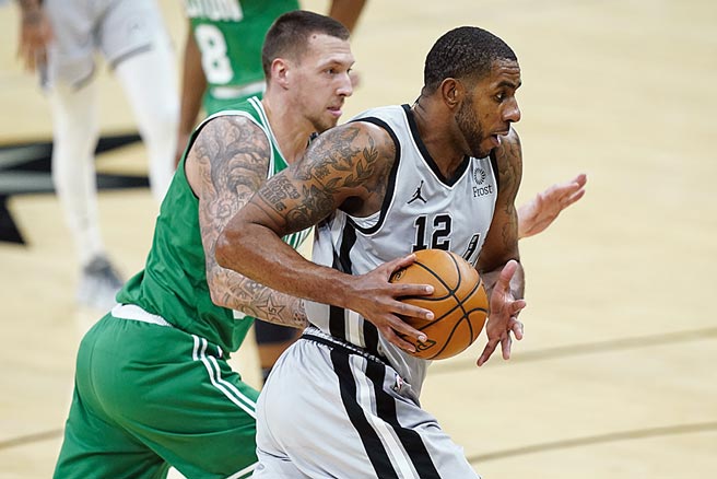 被马刺买断合约的艾卓吉（持球者），为了圆冠军梦，出乎外界所料，爆冷加盟篮网，也让布鲁克林的豪华阵容更加恐怖。（美联社资料照片）