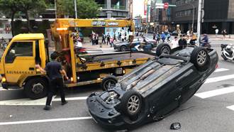 北市西门闹区轿车失控翻覆 车底朝天驾驶急脱困 