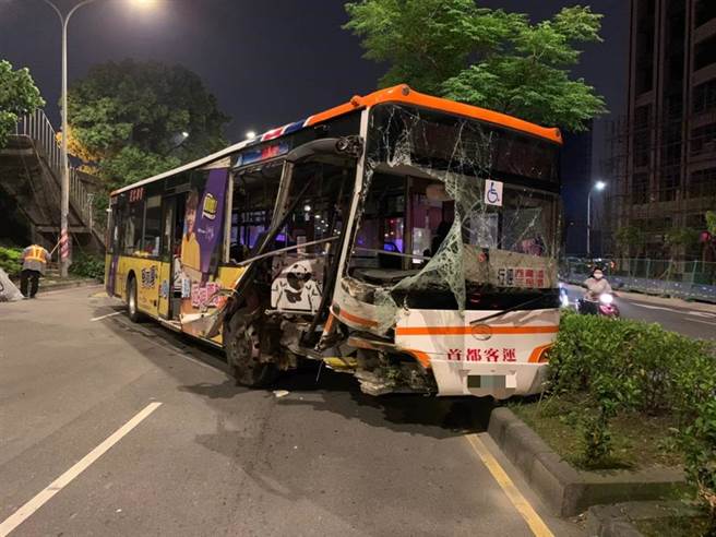 一輛首都客運公車今（29日）晚間8時許，行經新北市板橋區新月二街要左轉環河西路、往土城方向，疑因煞車不及誤闖紅燈，撞上直行的汽車及機車。（翻攝）