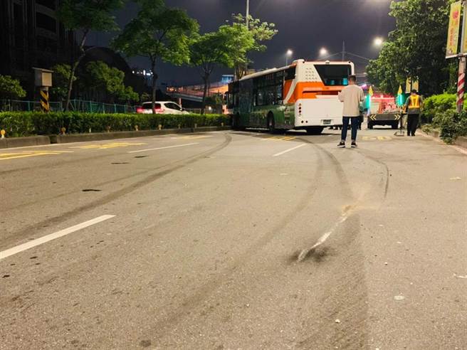 一輛首都客運公車今（29日）晚間8時許，行經新北市板橋區新月二街要左轉環河西路、往土城方向，疑因煞車不及誤闖紅燈，撞上直行的汽車及機車。（翻攝）