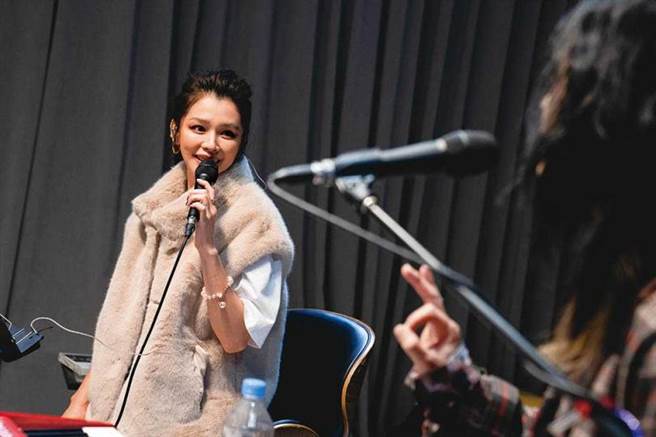 加盟新唱片公司后，徐若瑄首度推出新歌加精选的黑胶唱片。（图／出日音乐提供）