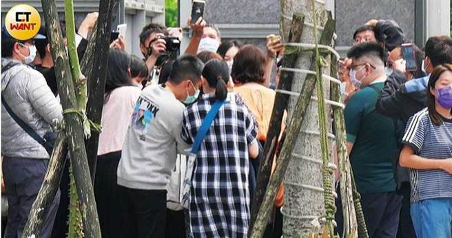 许多粉丝在徐若瑄录影现场的楼下等候，待她出现便送上生日礼物。（图／本刊摄影组）