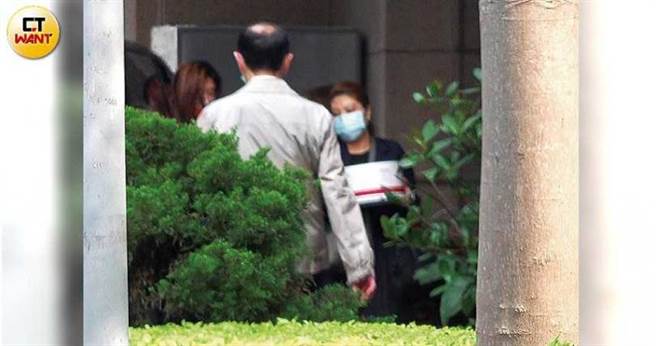 徐若瑄搭保母车返回住处，由工作人员替她提着蛋糕和粉丝送的生日礼物。（图／本刊摄影组）