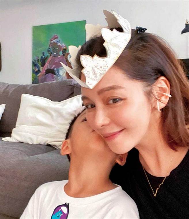 虽然事业心重，徐若瑄仍非常重视亲子时光，常分享和儿子的甜蜜互动。（图／翻摄自徐若瑄脸书）