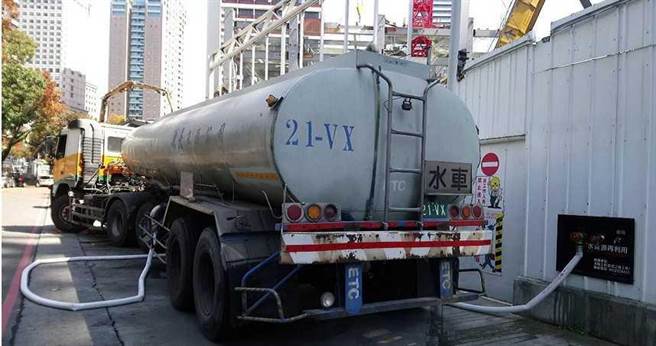 科技大厂面对缺水问题已超前部属，台积电中科厂就已与建商协调好可至附近工地取水，甚至租下工地旁的停车场，让取水时不会占用道路。（图／报系资料照）