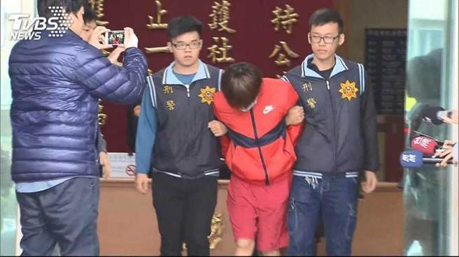 杨男之前因诈骗侵占被害人金钱和手机，加上窃盗案通缉被警方逮捕送办。（图／翻摄TVBS）
