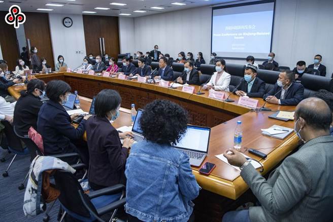 中学者指英国律所被制裁后急撇清关系说明制裁正确又有效。图为3月29日中国外交部与新疆维吾尔自治区在北京共同举行涉疆问题记者会。（中新社）